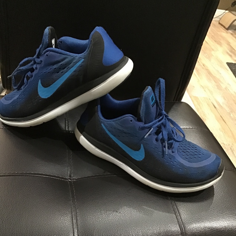 Boys NIKE sneakers size 5.5Y